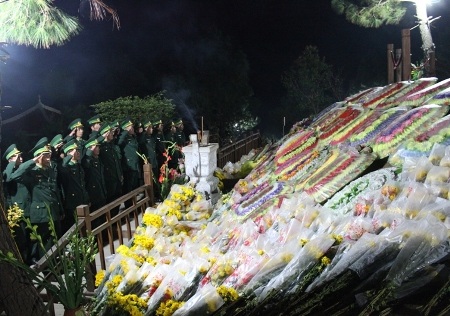 Các sĩ quan biên phòng trang nghiêm bên mộ Đại tướng trong thời khắc giao thời