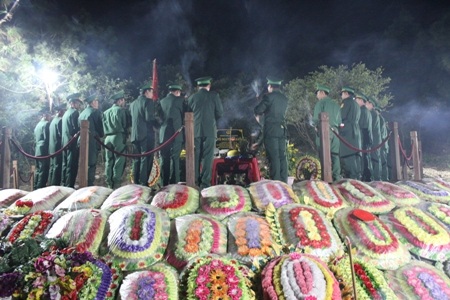 Các sĩ quan biên phòng trang nghiêm bên mộ Đại tướng trong thời khắc giao thời