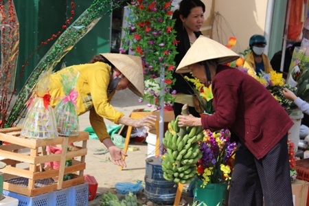 Phiên chợ ngày Tết tấp nập người mua bán