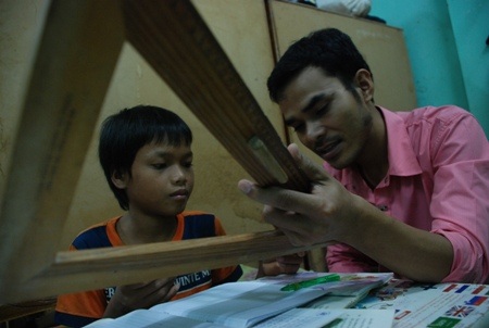 Sau giờ học trên lớp, Đào lại được thầy hướng dẫn ôn bài. (Ảnh Q. H)