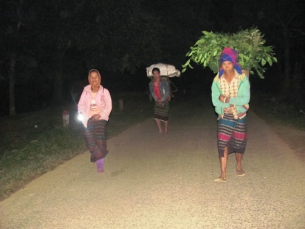 Từng tốp phụ nữ Hun Dốc đi chợ từ lúc nửa đêm với đèn pin trên tay