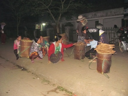 Bà con thỏa thuận, trao đổi sản vật của địa phương