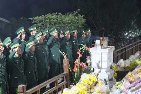 Kính cẩn trước anh linh Đại tướng (Ảnh Đăng Đức)