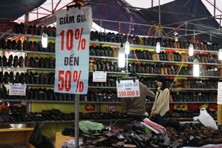 Một cửa hàng trưng bán giày da, dép đưa ra hình thức giảm hơn 1 nửa giá gốc vẫn vắng khách