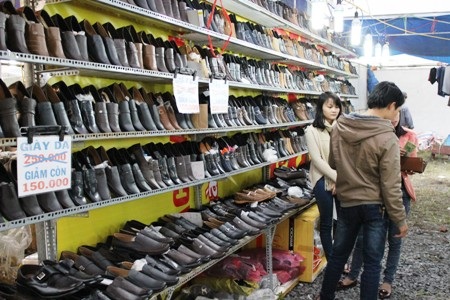 Bên cạnh đó, các quầy hàng quần áo tại hội chợ cũng không ai ngó ngàng 