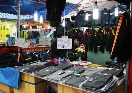 Bên cạnh đó, các quầy hàng quần áo tại hội chợ cũng không ai ngó ngàng 