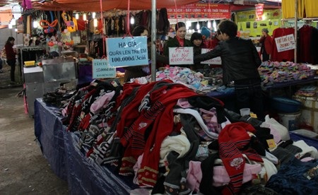 Các mặt hàng áo ấm, vớ trẻ em cũng rất ít khách mua