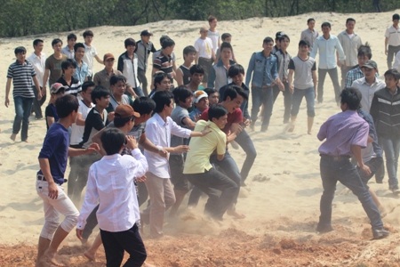 Quyết liệt tranh cù