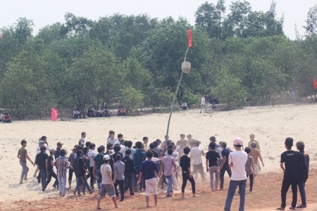 Gay cấn đưa cù về đích