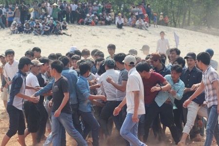 Chen chúc nhau tranh một quả cù