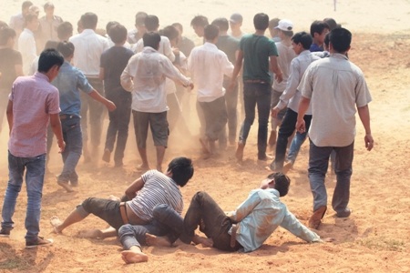 Khán giả hồi hộp xem hội.