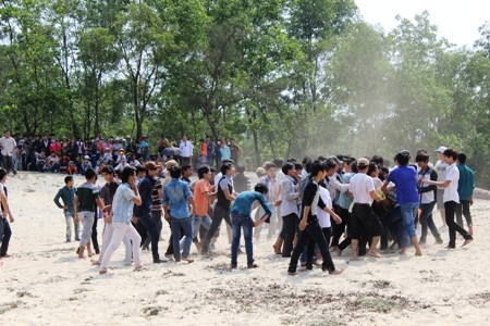 Khán giả hồi hộp xem hội.