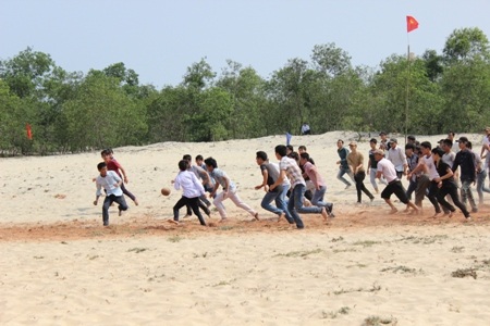 Khán giả hồi hộp xem hội.