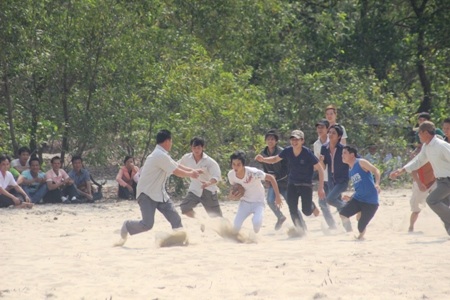 Gấp rút đưa cù đến cột