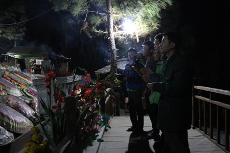 Nhiều đoàn khách vẫn đến dâng hương lên Đại tướng