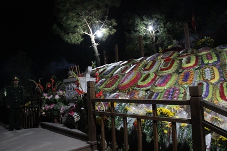 Kính cẩn, trang nghiêm canh gác bên mộ Đại tướng