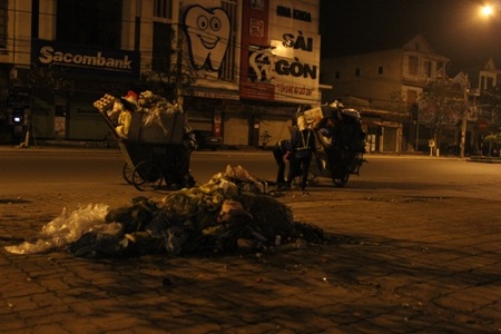 Công việc của họ phải làm vào ban đêm vất vả, để sáng ra mọi người được đi trên tuyến phố sạch sẽ
