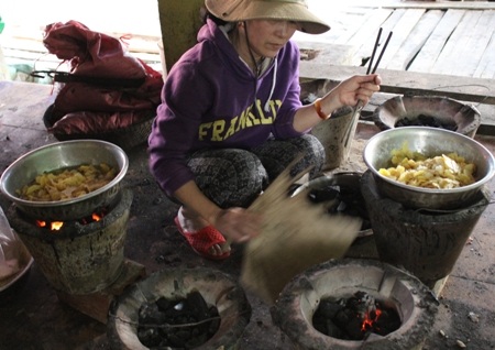 Người dân nổi lửa làm mứt