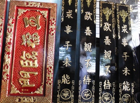 Những bức hoành phi, câu đối được khắc rất tinh xảo