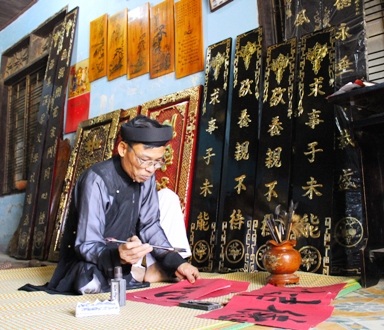 Những ngày cận Tết, ông đồ Thống lại trở nên bận rộn