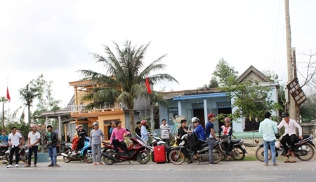 Chờ xe vào Nam với lỉnh kỉnh đồ đạc