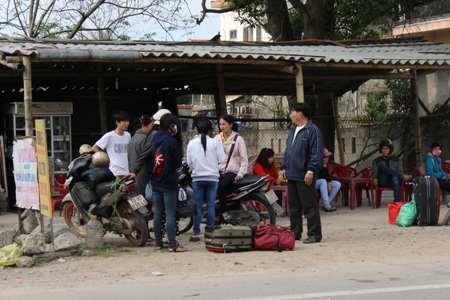 Xe khách dừng dọc đường đón khách.