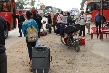 Xe khách dừng dọc đường đón khách.