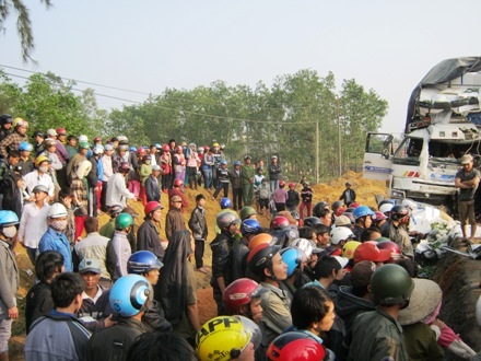 Rất đông người chứng kiến vụ tai nạn