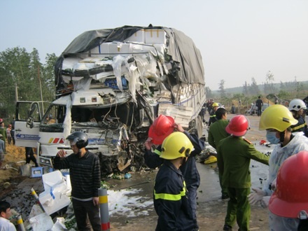 Phần đầu xe tải bị hư hỏng nặng, bẹp dúm