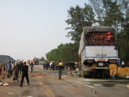 Phần đầu xe tải bị hư hỏng nặng, bẹp dúm