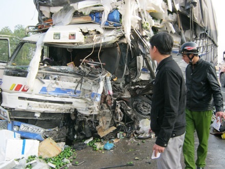 Phần đầu xe tải bị hư hỏng nặng, bẹp dúm