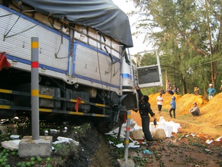 Xe tải bị chếch xuống hố