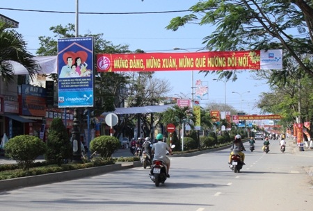 Băng rôn được trang trí khắp các tuyến phố