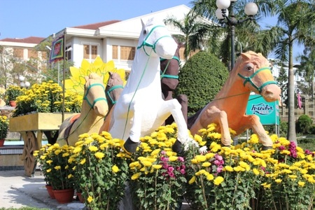 Những chú ngựa đủ sắc màu, cũng là linh vật của năm mới 