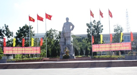 Cờ đỏ tại tượng đài cố Tổng Bí thư Lê Duẩn