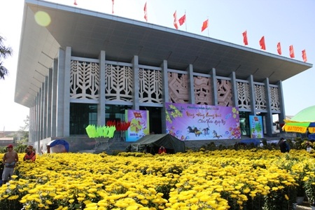 Rực rỡ sắc hoa tại nhà văn hóa trung tâm