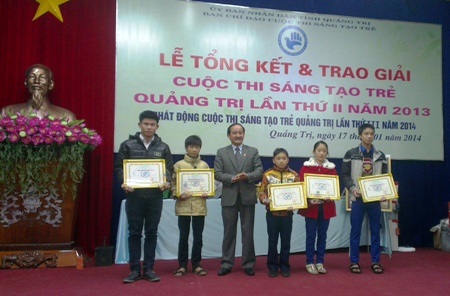 Quảng Trị: Tổng kết và trao giải cuộc thi sáng tạo trẻ lần thứ 2 - 1 Ban tổ chức trao giải Nhất cho các tác giả, nhóm tác giả.