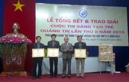Quảng Trị: Tổng kết và trao giải cuộc thi sáng tạo trẻ lần thứ 2 - 2 Ban tổ chức trao giải Nhất cho các tác giả, nhóm tác giả.