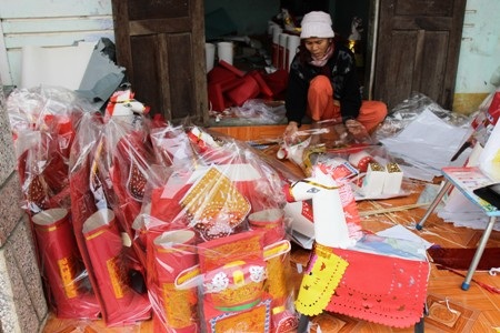 Ngựa, xe cho người cõi âm đắt hàng dịp sát Tết