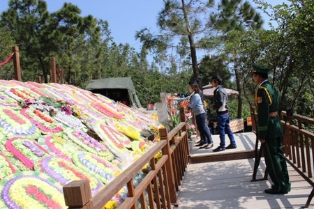 Kính cẩn thắp nén nhang lên mộ Đại tướng