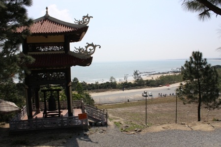 Nườm nượp khách về Vũng Chùa viếng Đại tướng