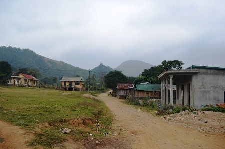 Xuân về trên miền biên viễn - 4 Nhờ chăm chỉ lao động mà người dân thôn Cù Bai, xã Hướng Lập đã xây được nhà ở kiên cố