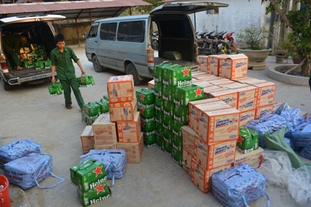 Các chiến sỹ biên phòng bốc dỡ hàng lậu 