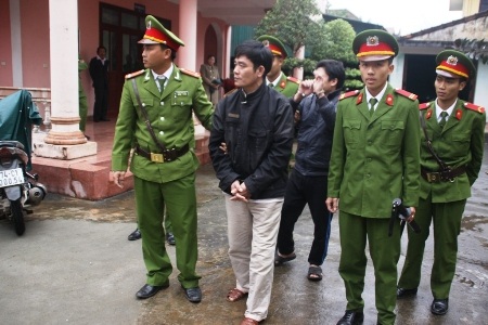 Đối tượng Trần Xuân Ngôn (đi trước) và Phạm Anh Ninh (Ảnh N. P)