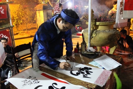 Đến chợ đình để xem ông đồ viết chữ thư pháp...