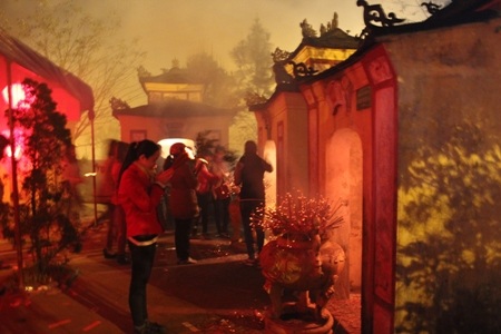 Thắp nhang cầu khẩn các bậc tiên tổ phù hộ cho một năm may mắn