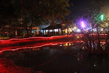 Hồ nước trong khu đình Bích La, nơi gắn liền với truyền thuyết về rùa vàng.