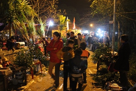 Nhiều người đi chơi chợ đêm cầu may mắn