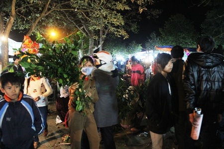 Ai đến chợ đình cũng mua vận may để hy vọng trong năm gặp nhiều điều thuận lợi