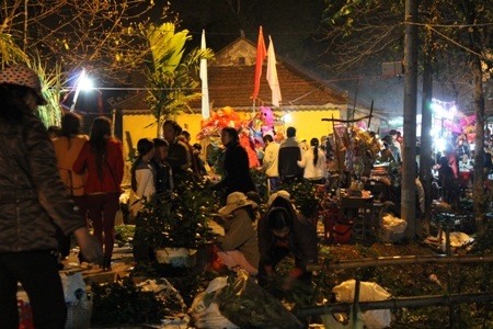 Chợ đình trở nên tấp nập, cơ hội để mọi người du Xuân